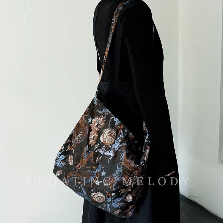 复古国风黑咖龙纹花大容量斜挎包FloatingMelody原创1314寸笔记本,淘宝优惠券,粉丝福利购,淘宝优惠卷