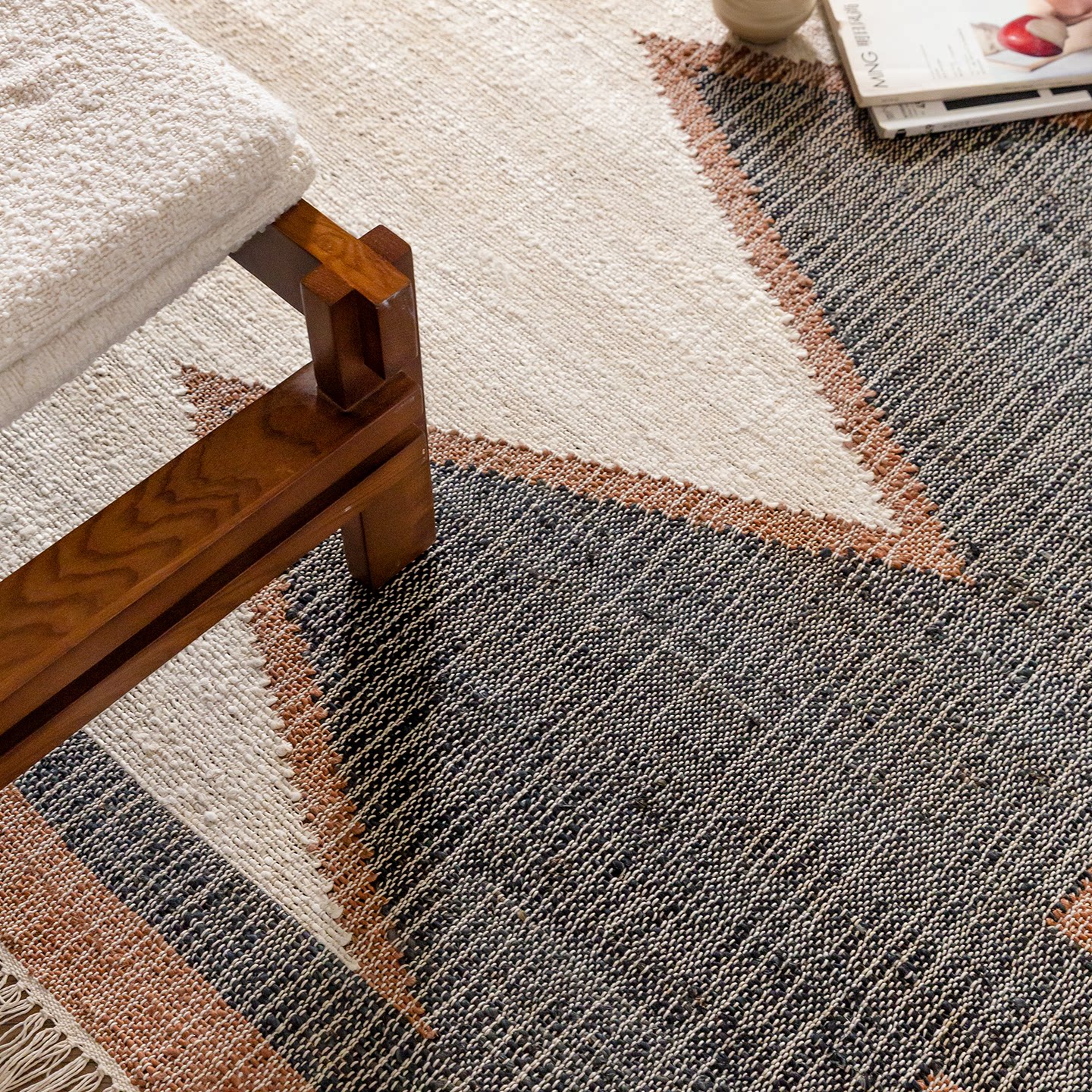 Retro and elegant natural jute hand-woven carpet