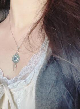 青山不语，流水无言。