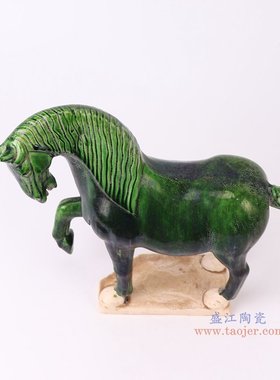 绿色披棕沟头马抬蹄马雕塑摆件