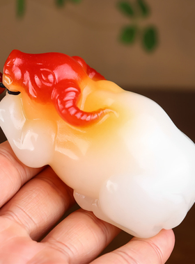 和田玉籽料精雕玉牛手把件