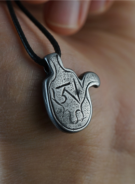 西藏精工铁雕脖挂钺刀配件藏民手工嵌铜铁艺嗡字吊坠光气好