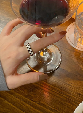 小众设计黑白棋盘格纹戒指女ins博主同款复古食指戒简约金属指环