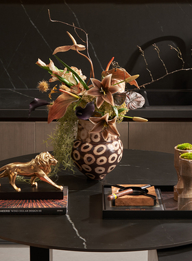 轻奢玄关门口书房桌上金色复古狮子摆件镇纸烟斗男士柜体装饰搭配