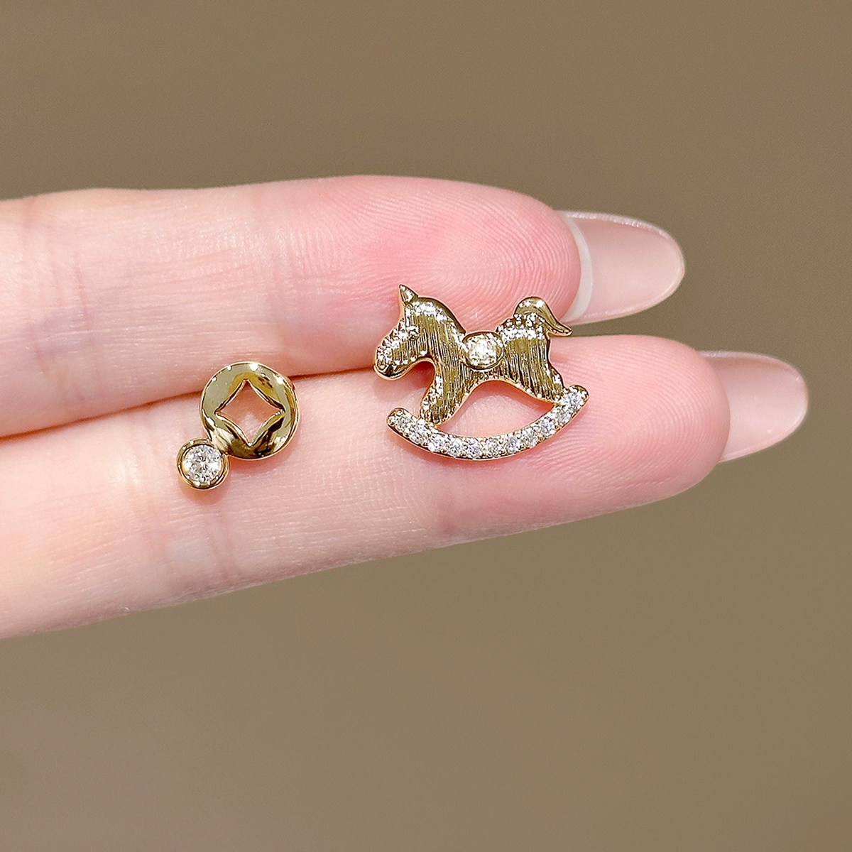 静风格马上有钱摇摇马不对称设计本命年好运耳钉耳环,淘宝优惠券,粉丝福利购,淘宝优惠卷