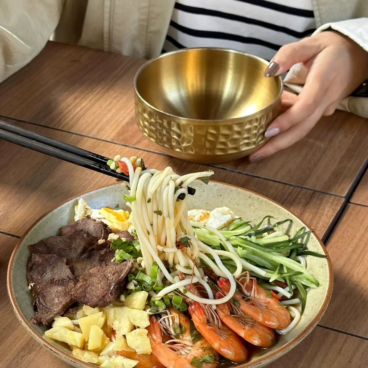 创意锤纹304不锈钢碗双层隔热儿童吃饭碗家用汤碗商用金色甜品碗