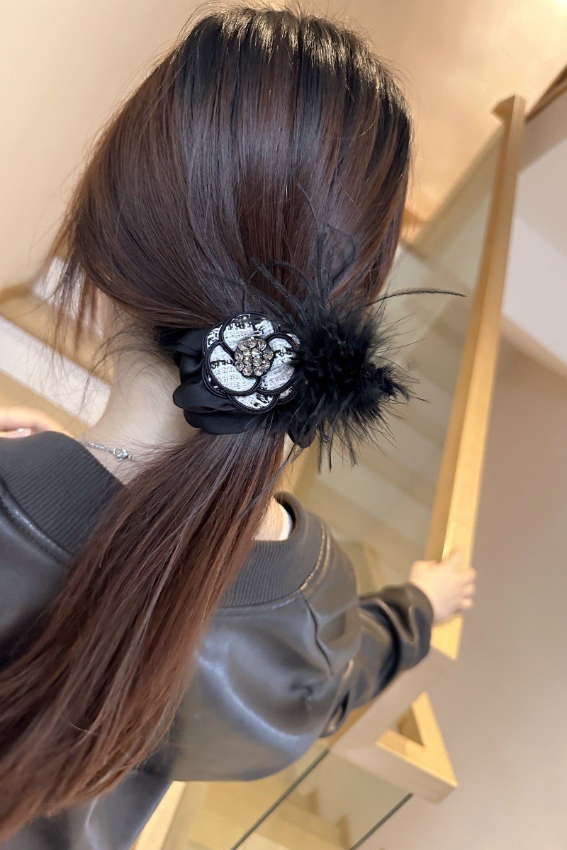 高级小香风山茶花羽毛发夹优雅轻奢气质后脑勺抓夹水钻蝴蝶结发圈,淘宝优惠券,粉丝福利购,淘宝优惠卷