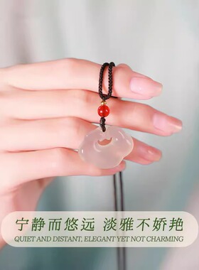 天然冰种白玛瑙如意锁吊坠