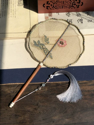 Редкий вентилятор в заземленной нити Древняя ветряная вышива