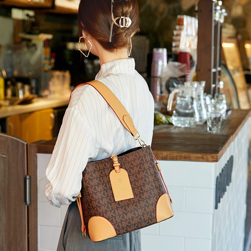 包包女斜挎包2024新款气质高级手提包单肩时尚真皮水桶包 - 图0