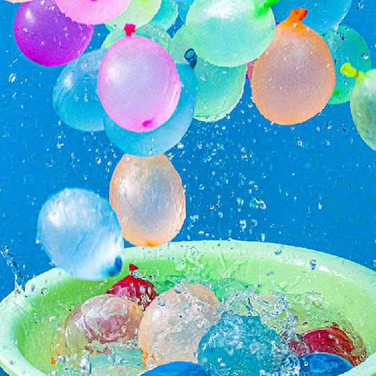 Quickly fill water balloons and play with water bombs in summer