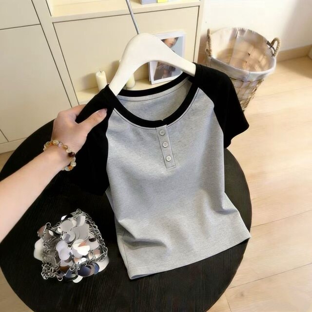 ເສື້ອທີເຊີດແຂນສັ້ນ raglan sleeve sleeve Korean style contrasting color for women 2026 summer new style slim fit button chic simple top