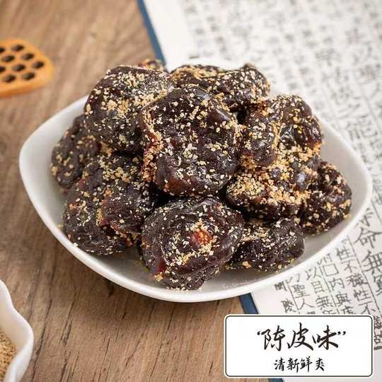 Pflaumen, Pflaumen, Mandarinenschalen, Lakritze und Pflaumen