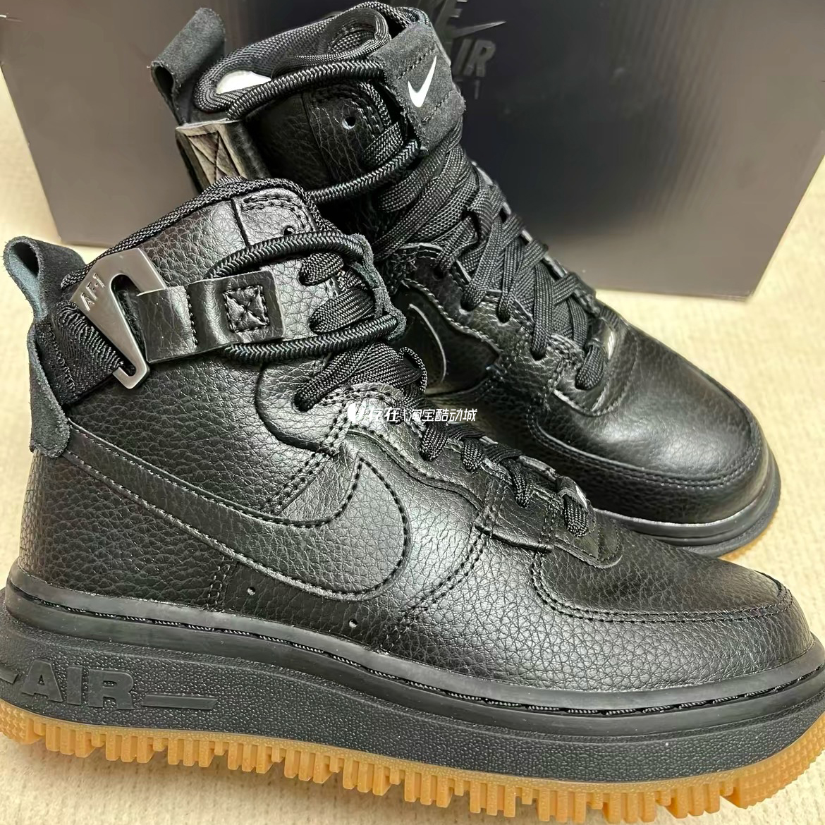 Nike/耐克 AF1 1 HI UT 2.0 女子空军一号高帮休闲板鞋DO2338-515 - 图0