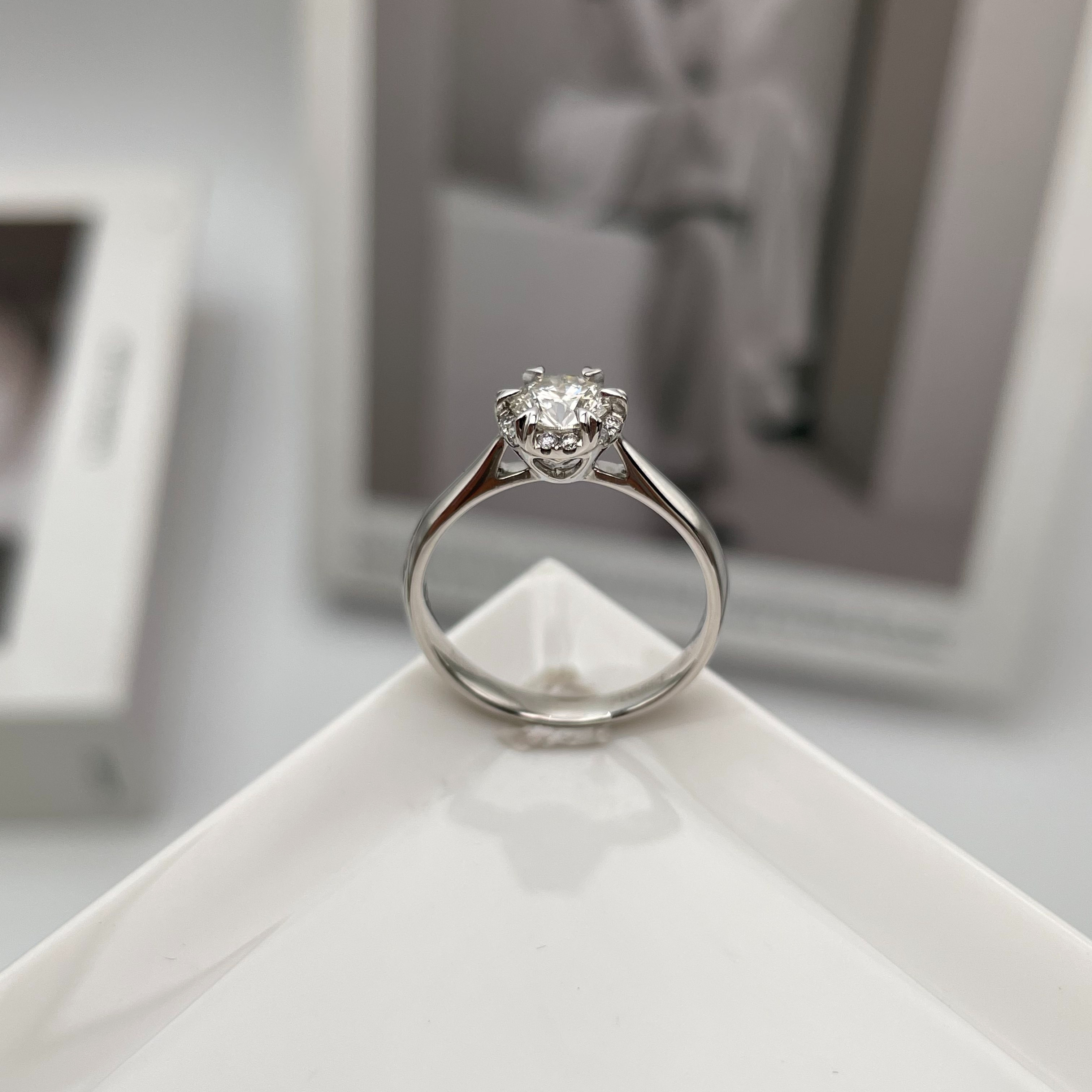 Flash sale Saturday fu 55-minute flower diamond ring, surrounded by diamonds, with great brilliance