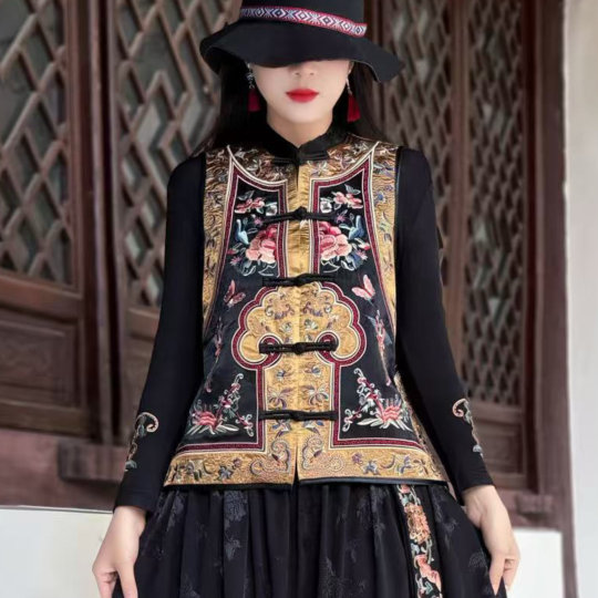 2025春季新品国风无袖绣花坎肩妈妈装背心中式盘扣马甲上衣遮肉