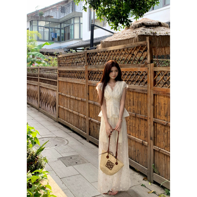 Sazujia petite hollow flower embroidered ເທິງຄໍ V + ຂາກ້ວາງສອງສິ້ນ summer ຊຸດຫວານສໍາລັບແມ່ຍິງ
