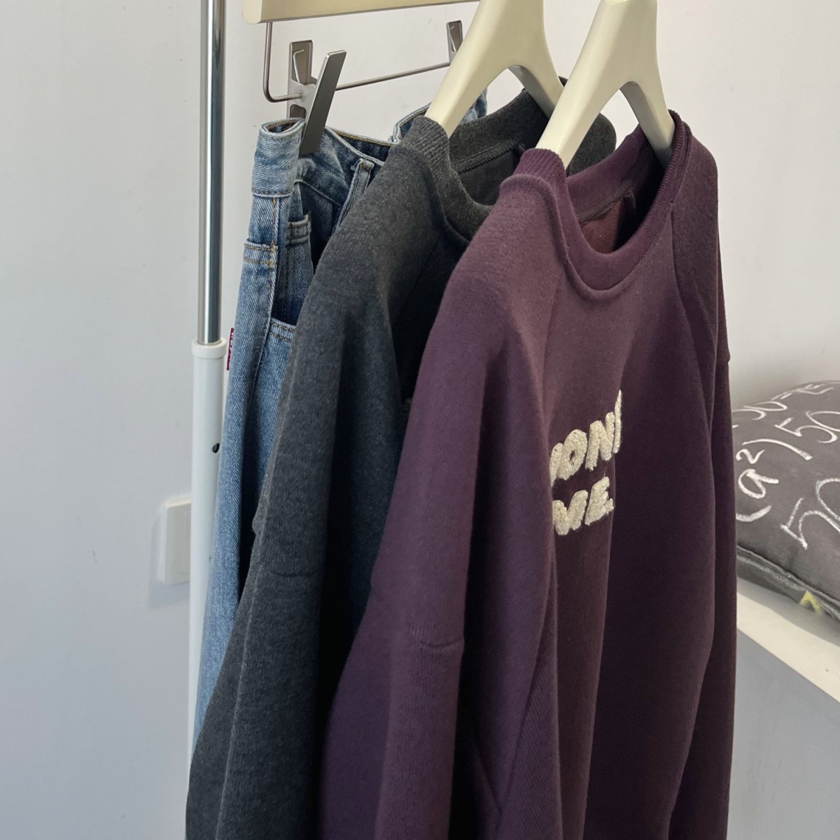 显白暗紫色韩系慵懒风糯米刺绣圆领时尚抓绒衣加绒宽松休闲上衣女 - 图3