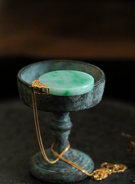 泼墨。圆牌翡翠吊坠18K黄金扣头