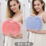 Ленивый мужчина потирает артефакт, чтобы вытереть спину и принять ванну и почистить стену, не прося спину почистить спину силиконовой резинки, потирая полотенце, ванну и массаж