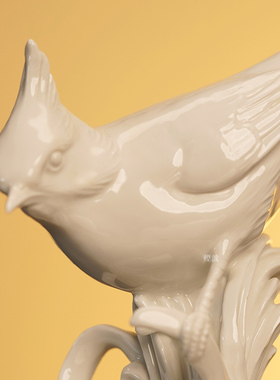 纯白动物瓷塑带冠山雀摆件