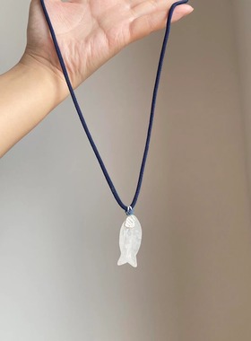 清冷感白色小鱼吊坠项链女小众设计高级锁骨链闺蜜时尚百搭配饰品