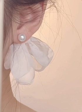 白色花瓣珍珠耳钉高级感小众冷淡风耳环女超仙气质温柔甜美耳饰品