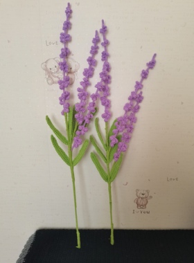 手工钩织薰衣草仿真花杆长度20cm—23cm左右。花瓶仅作装饰不销售