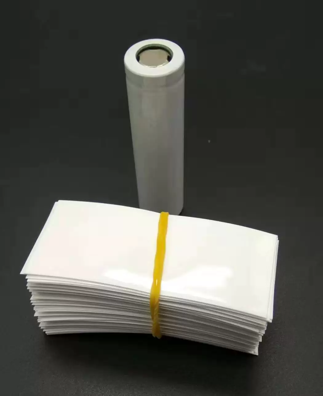 Lithium battery, tubular collar