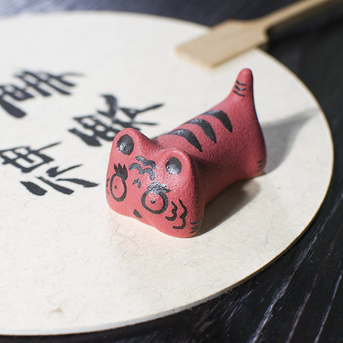 萌虎陶瓷笔搁手工笔架山文创镇纸镇尺文房四宝创意可爱动物笔托_虎窝淘