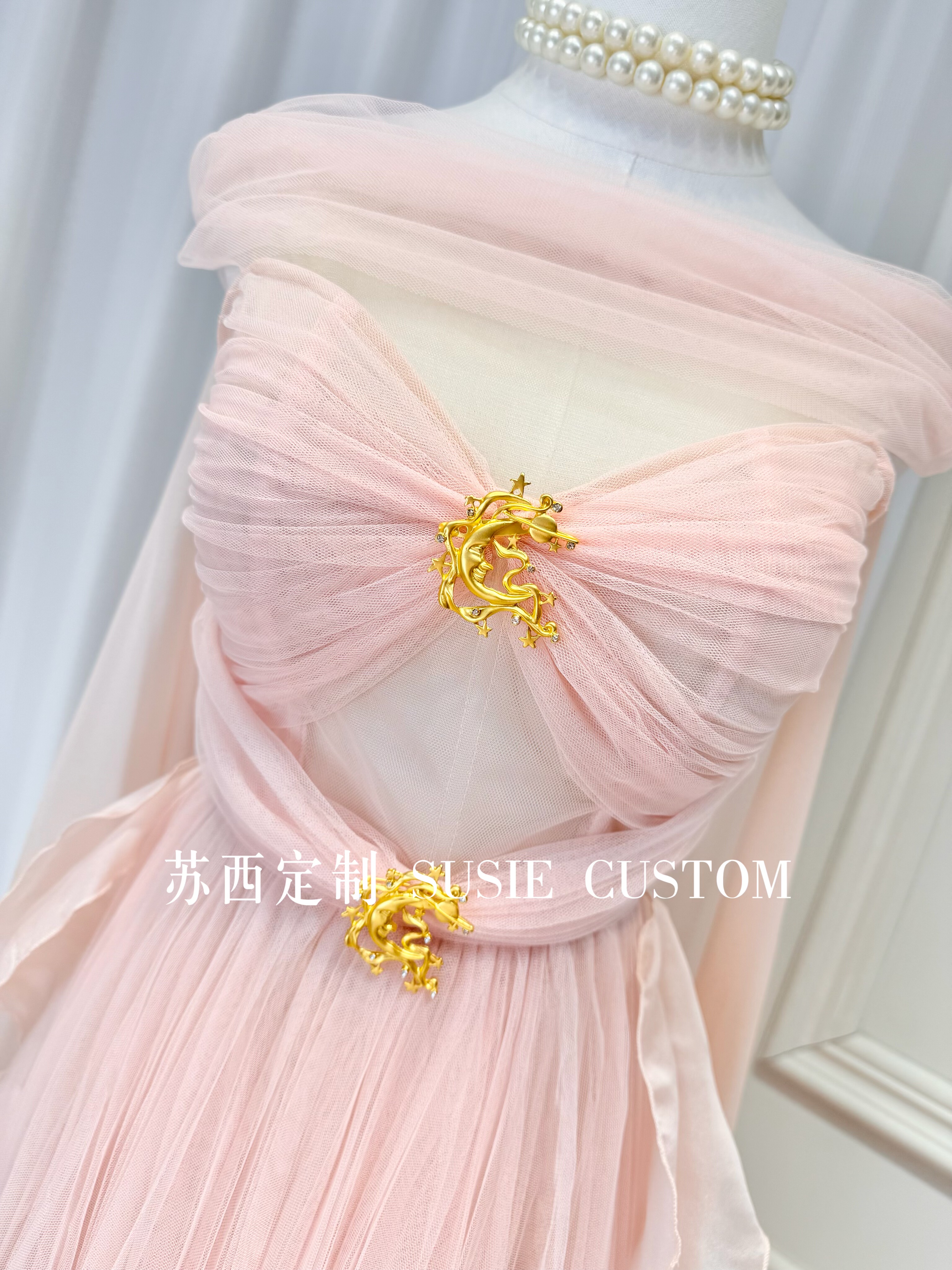 高定仙女一字肩网纱胸垫褶皱蝴蝶形抹胸胸针百褶大摆披肩拖地长裙,淘宝优惠券,粉丝福利购,淘宝优惠卷