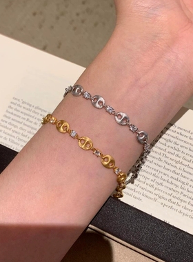 Young轻奢小众设计镶钻拉丝猪鼻子手链复古叠戴时尚金色手饰首饰