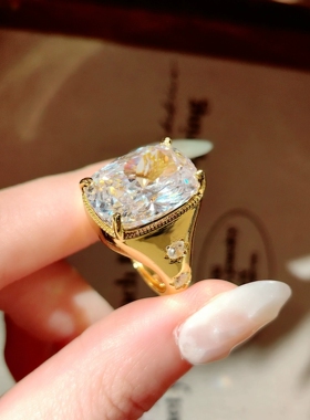 Young金色星芒10克拉霉霉同款垫形超闪戒指女antique老式枕方婚戒
