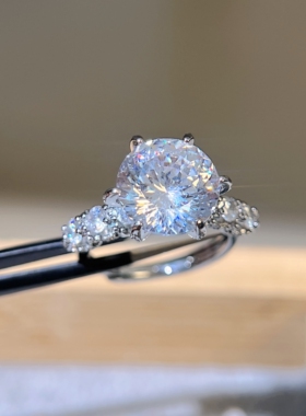 Young5克拉星空切紫锂辉粉锆石六爪简约气质开口戒指女荧光灯变色