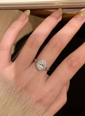 Young新中式手捧鲜花造型婚礼鸽子蛋戒指女奢华珠宝感镶满钻爆闪