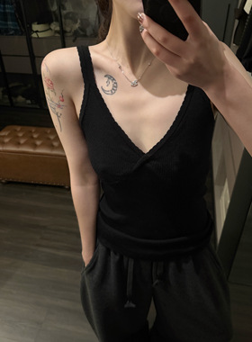 「摇摇马」简约小马项链 这款比较好搭配而且质感也很不错 亮亮的