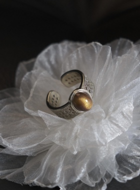 「金黄色的盛开」哑金色古着感对戒 比较轻巧的金色 很好看!!