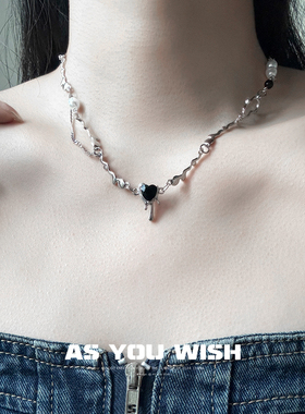 个性甜酷黑色爱心熔岩项链