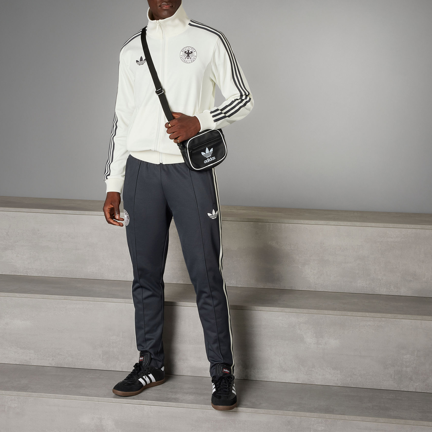 Adidas/阿迪达斯官方正品三叶草男士简约休闲运动梭织长裤IU2101 - 图1