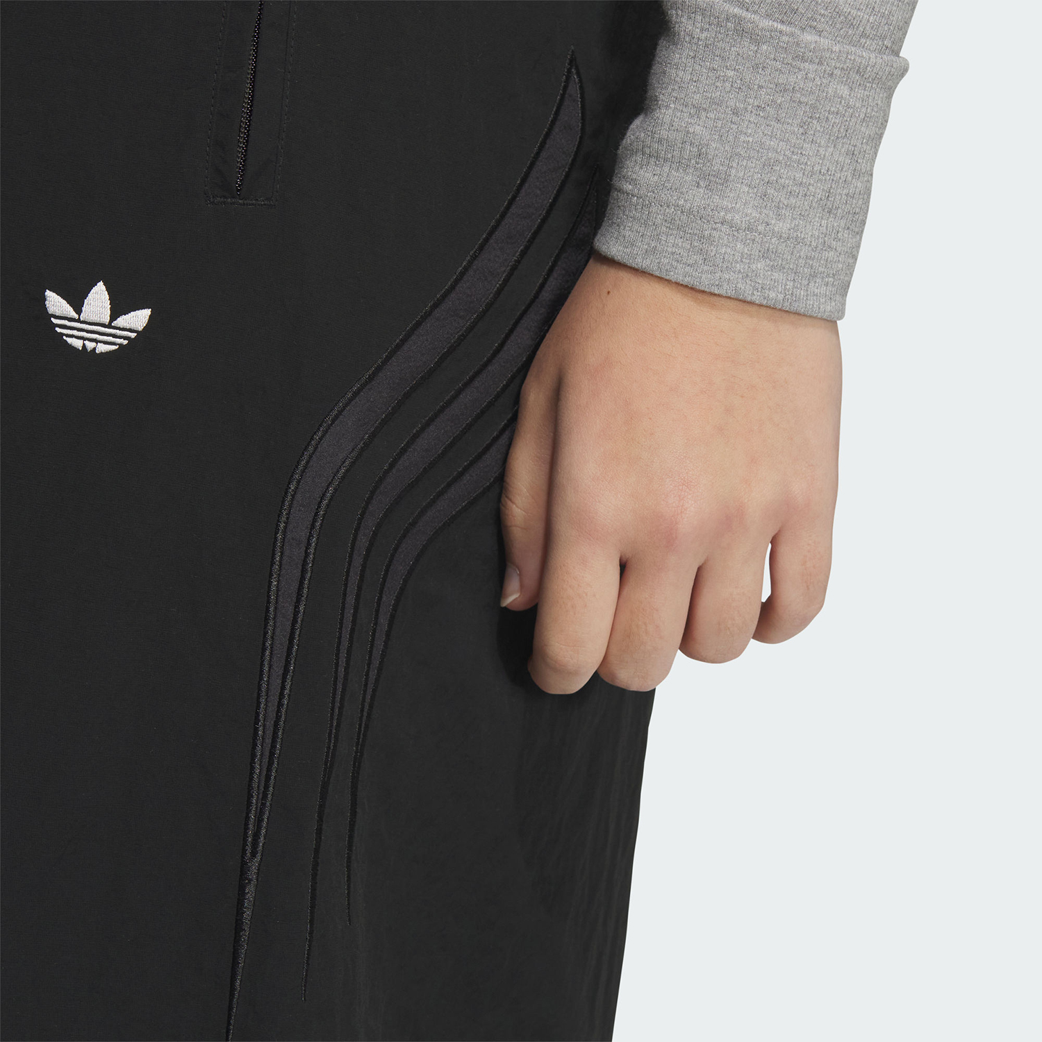 Adidas/阿迪达斯正品 三叶草女士宽松休闲刺绣阔腿运动裤 JD6383 - 图2