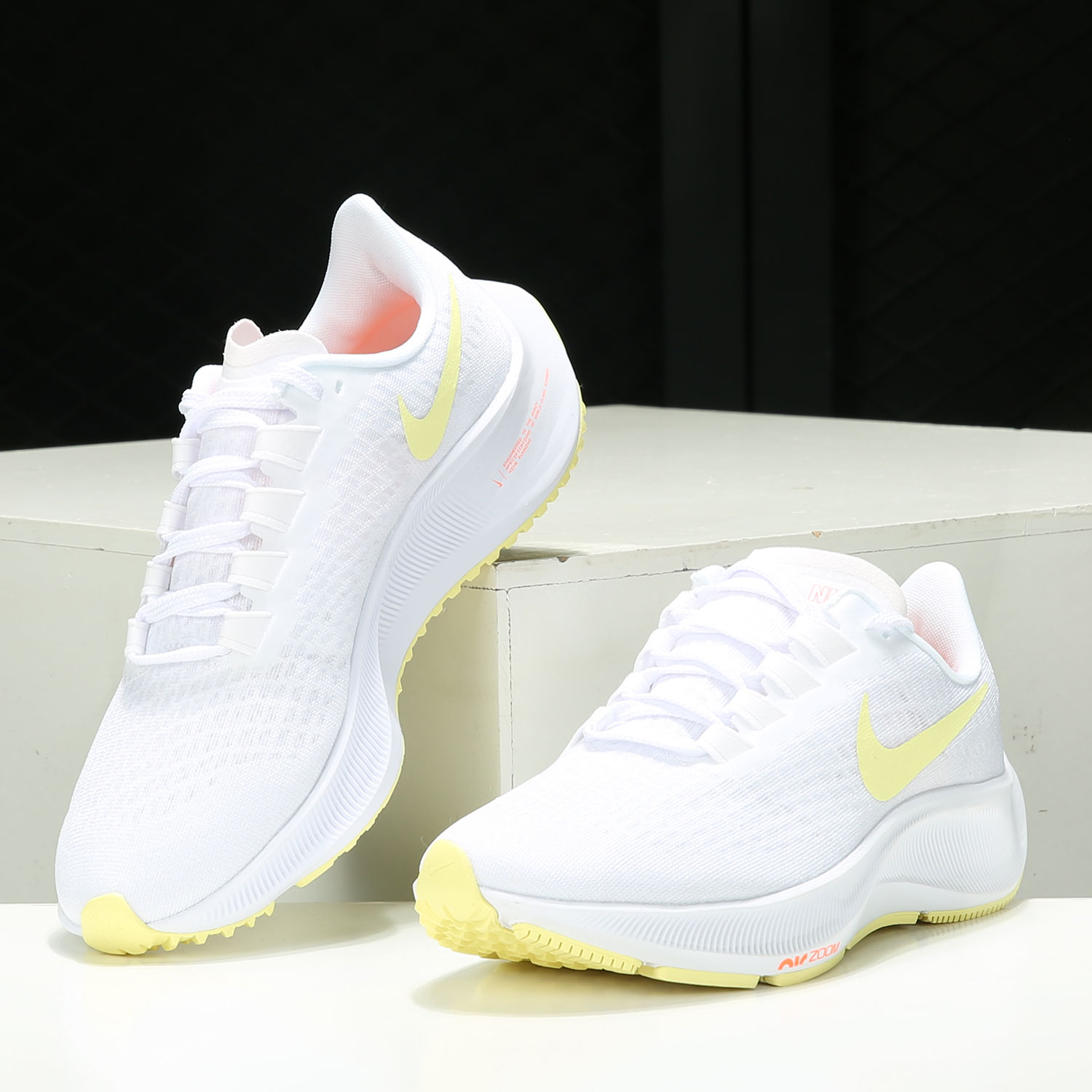 Nike/耐克正品2020冬季新款Zoom Pegasus 37女子跑步鞋BQ9647-105 - 图1