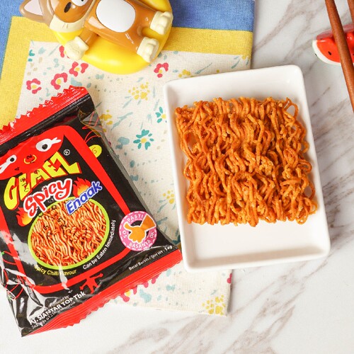 印尼进口 Gemez Enaak Extra辣味小鸡烤鸡点心面干脆面14g单包 - 图1