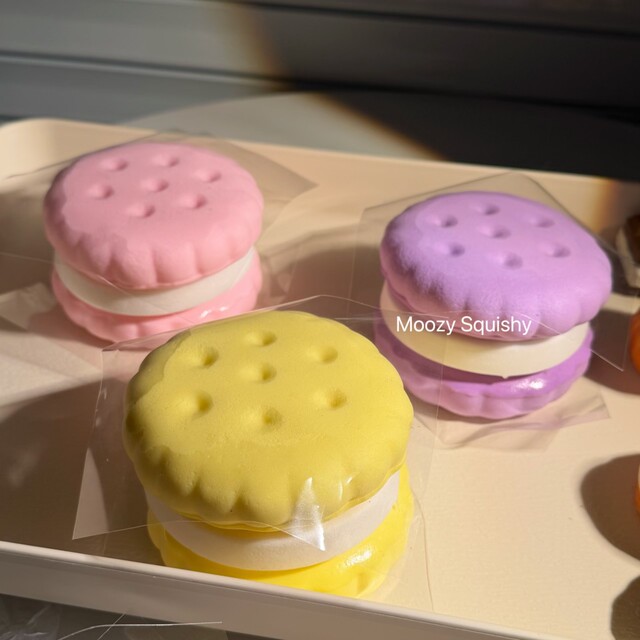 Emoji biscuit slow rebound toy simulation cake bread pinch music decompress layered tear open squishy gift