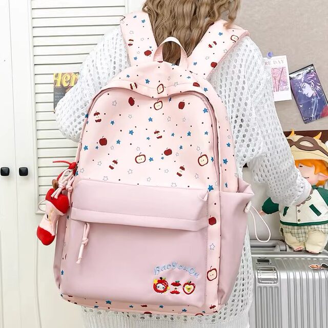 Junior high school girls, high school students, Korean style and good looks with schoolbags