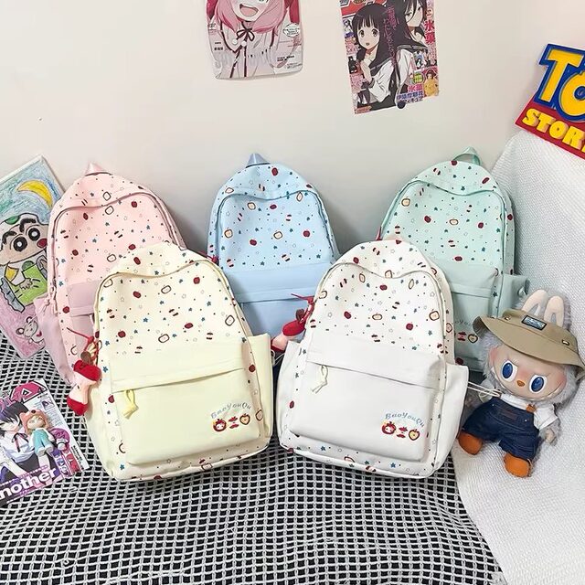 Junior high school girls, high school students, Korean style and good looks with schoolbags