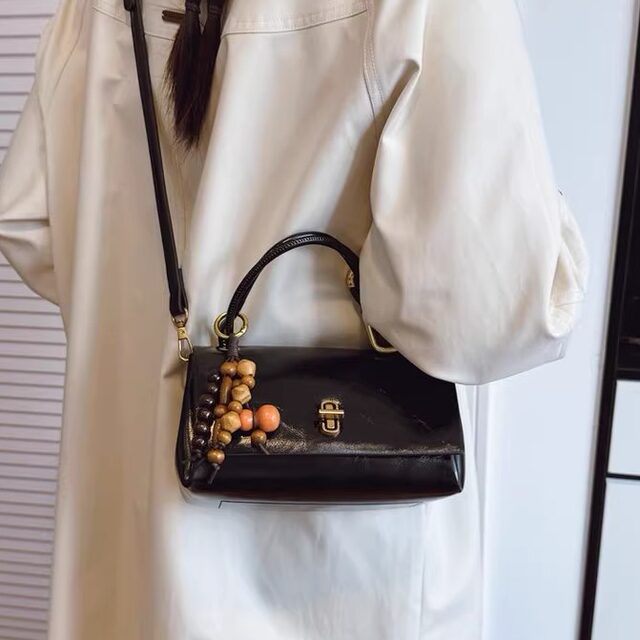 High-end simple and versatile shoulder handbag women's 2025 Korean version autumn and winter new retro fashion crossbody bag
