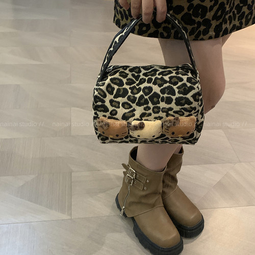 辣妹天菜！豹纹黑皮KT包包卡通猫咪手提包大容量化妆包便携零钱包 - 图1