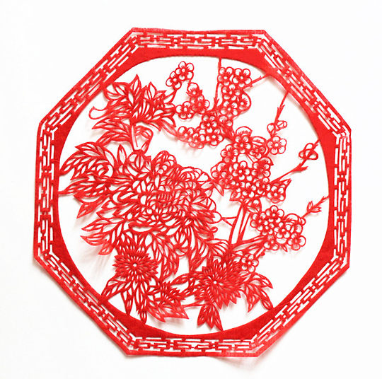 During the Spring Festival, plum, orchid, bamboo and chrysanthemum gifts are given to foreigners with paper cutting