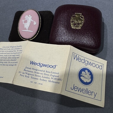 英国中古韦奇伍德Wedgwood 粉色瓷制浮雕人物胸针4*3cm原盒