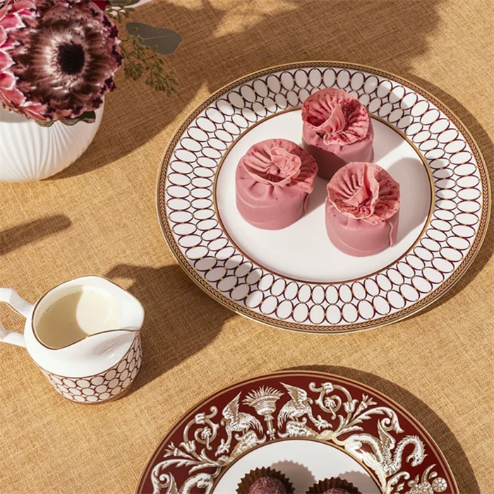 卞 卞 浗 浗 揣 揣 Wedgwood Renaissance Red